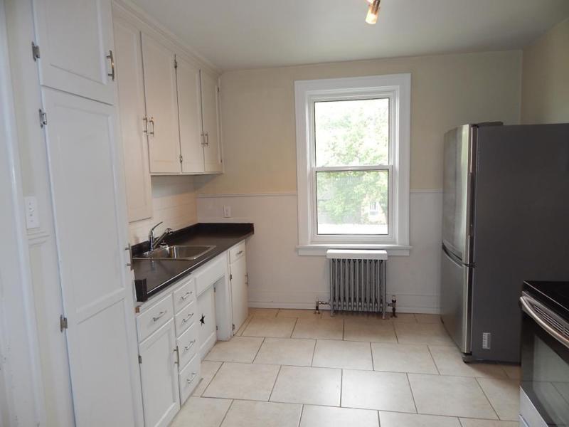 LARGE REFURBISHED 2 BEDROOM MINUTES FROM DOWNTOWN !