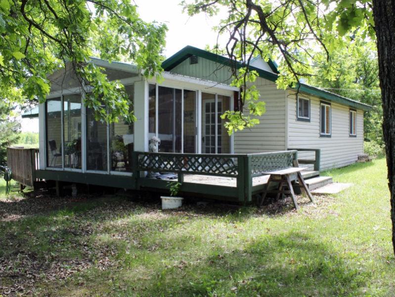 3 Br with 2 Br guest cabin-Lake of The Woods