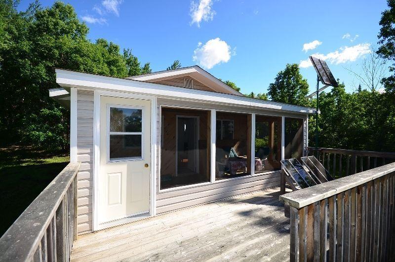 Water Access cottage on the Winniepg River minutes from landing