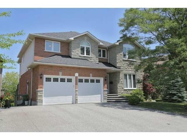 Spacious 4+1 House with Finished Walkout Basement in Meadowlands