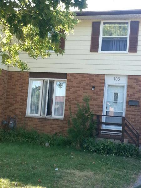3 BEDROOM WHITEOAKS HOME UPDATED FINISHED SPACIOUS AVAIL SEPT 1