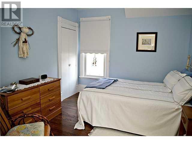 Perfect student room for rent off of Brant Ave