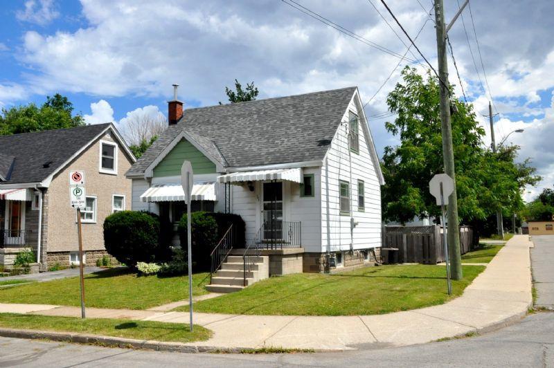 RENOVATED STUDENT ROOMS 5 MIN TO MOHAWK COLLEGE ON WEST 2ND ST