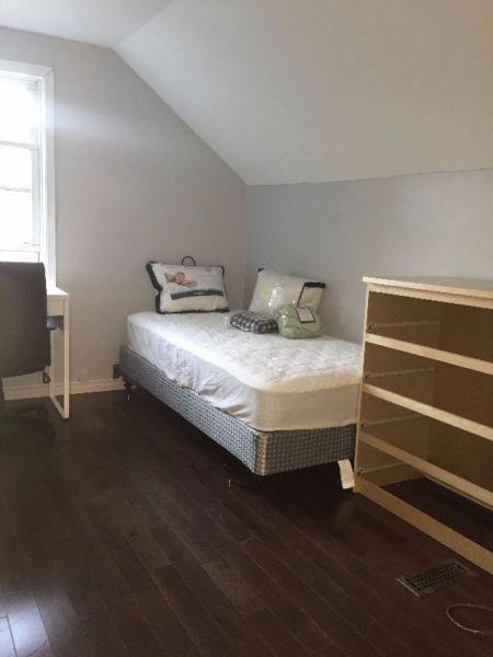 10 min walk to Queen's - furnished, inclusive, 8-months