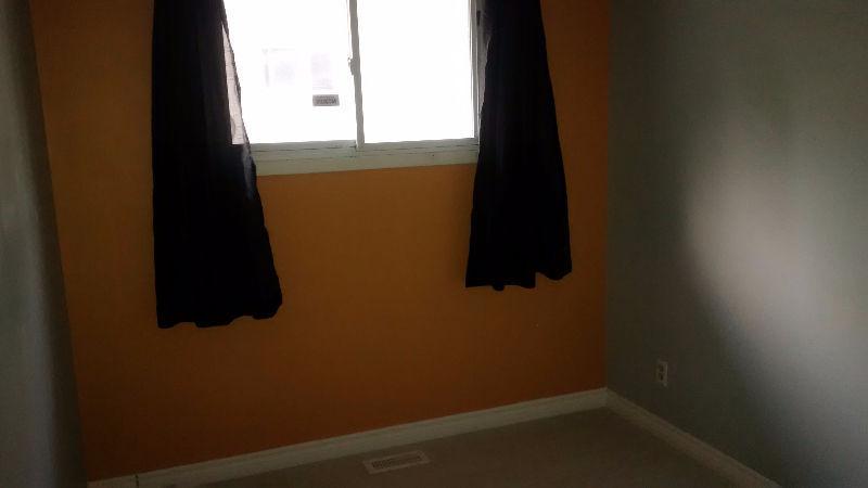 Room for rent available , close to Fairway Mall