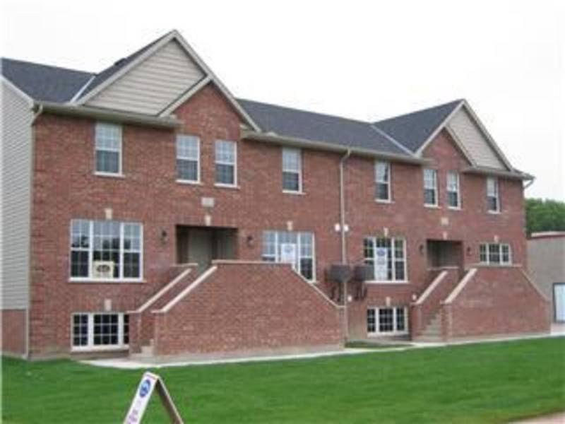 AMAZING LOCATION AND LUXURY STEPS FROM FANSHAWE!!!!