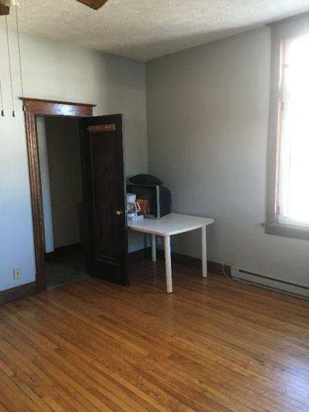 Très beau loft tout inclus au centre-ville libre immédiatement