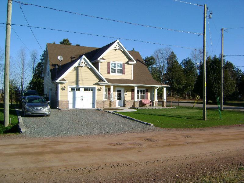 Maison à étage AVEC GARAGE 2 Chambres + bureau + Mezzanine !