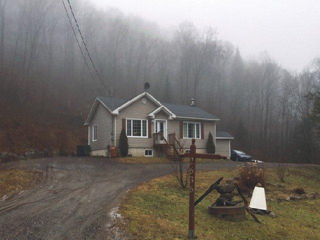 Great home on 3.5 acre lot, close to lake and ski slopes!