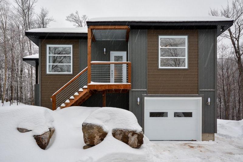 Maison neuve contemporaine avec Verranda isolée et Garage