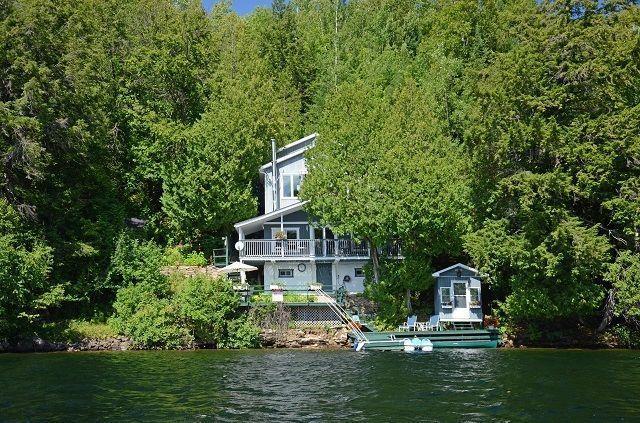 Waterfront Gem on Lac des Trois Montagnes!