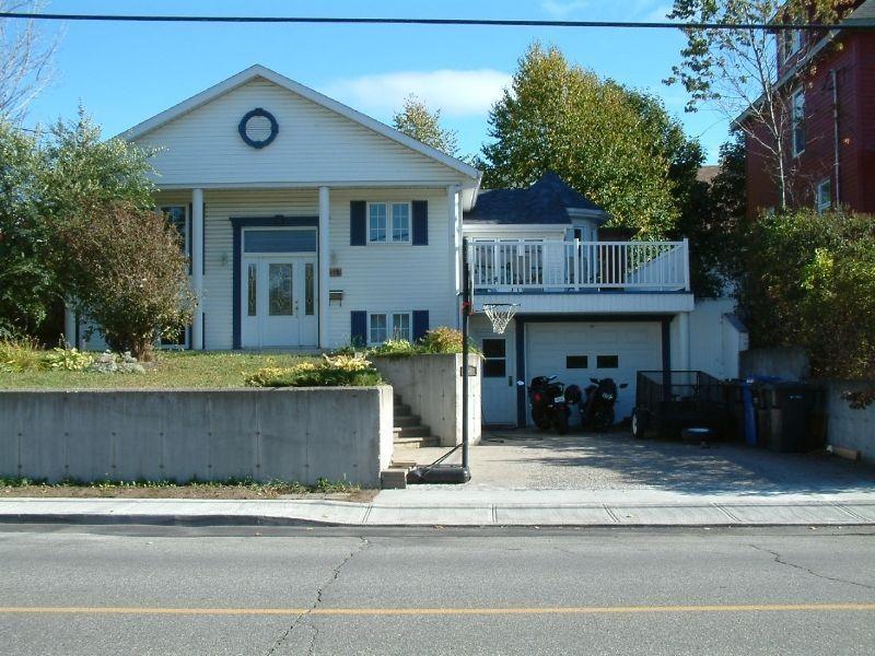 Maison avec garage au centre-ville