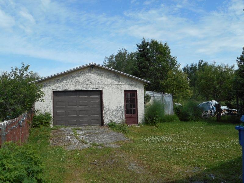 Maison à bas prix à mettre au goût du jour. SUCCESSION