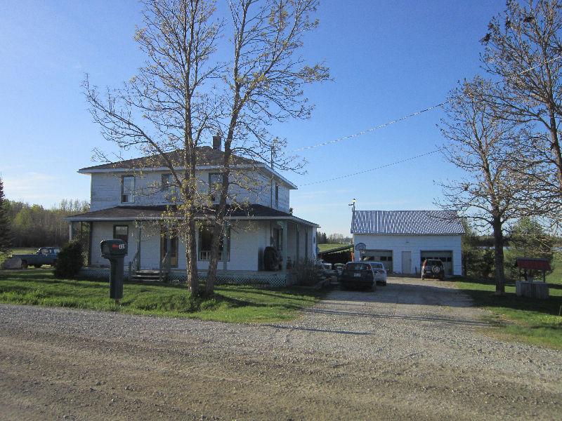 Maison campagne avec terre qui longe le Lac Abitibi