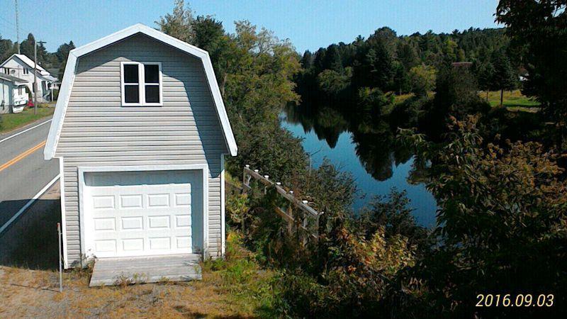 Maison au bord de l'eau avec garage à Saint-Alexis-des-Monts