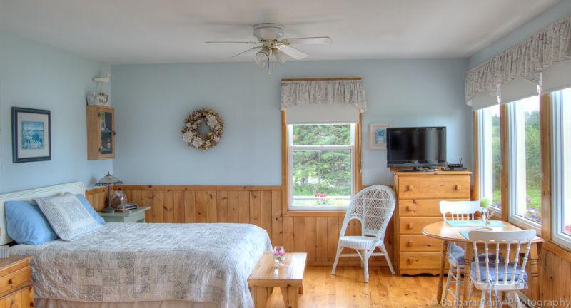 Tranquil Waterfront Cottage-OFF SEASON RATES ARE NOW ON!!