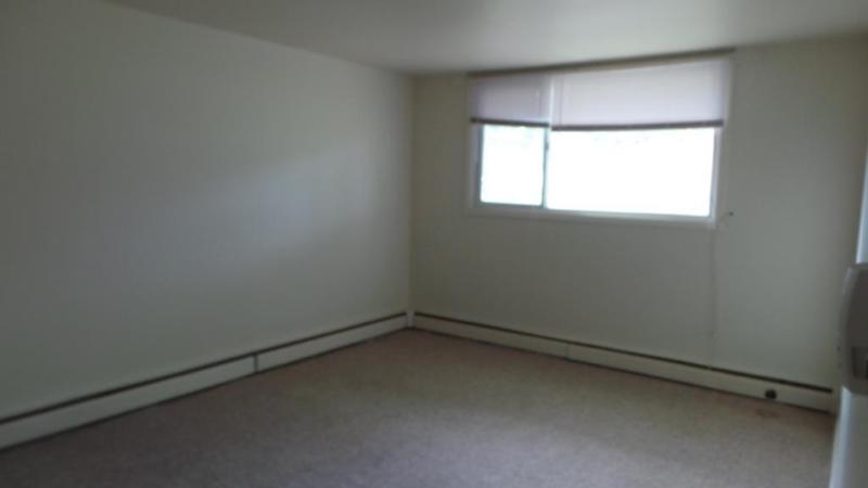 Main floor 1 bedroom Brevroot park close to 8th St