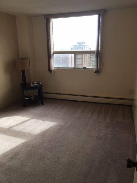 Pet Friendly 1 Bedroom Located Downtown with Gym & Parking!