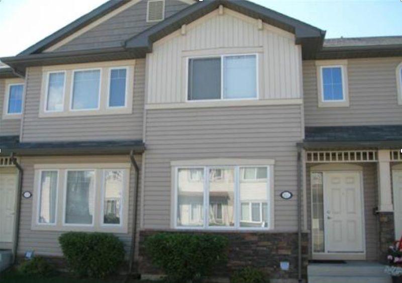 Lakeview 3 Bdrm Townhouse - Available Nov 1