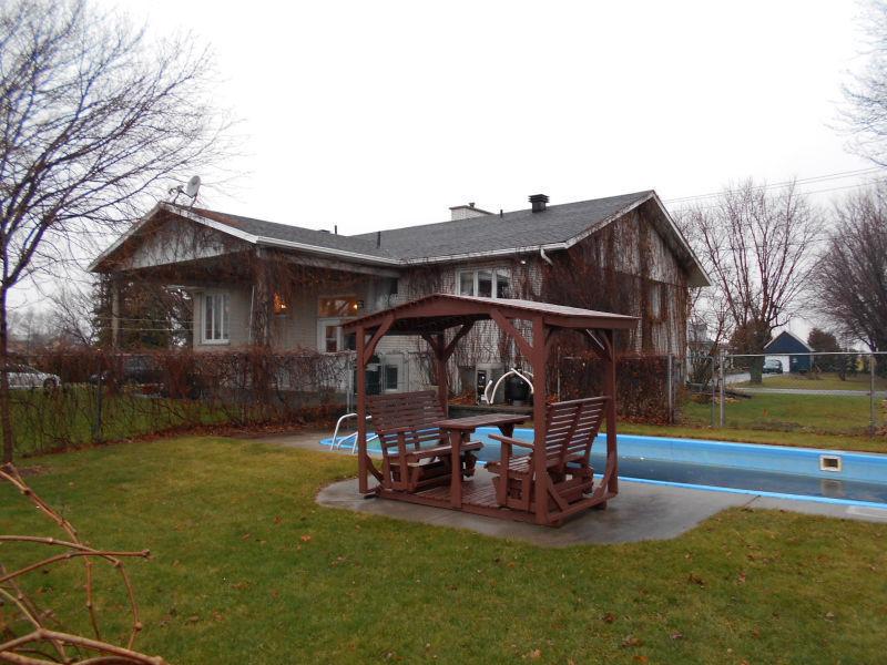 Chambre à louer - vaste maison fermette avec piscine creusée
