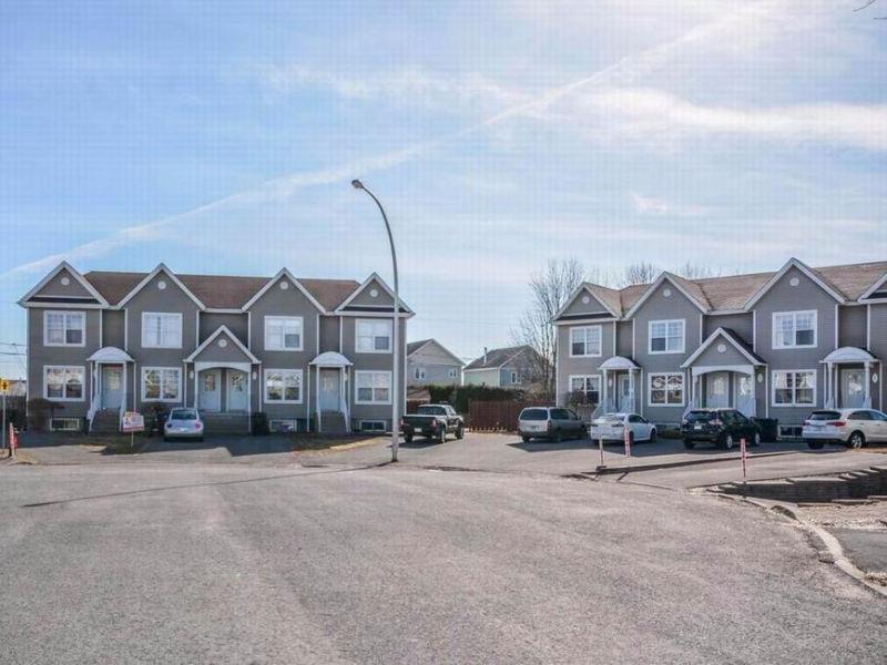 Joli cottage en rangée situé dans un croissant