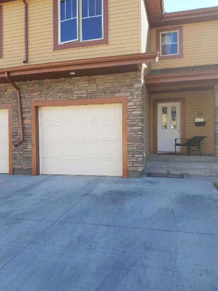 3 bedroom 3 bath Bi-level townhouse with attached garage