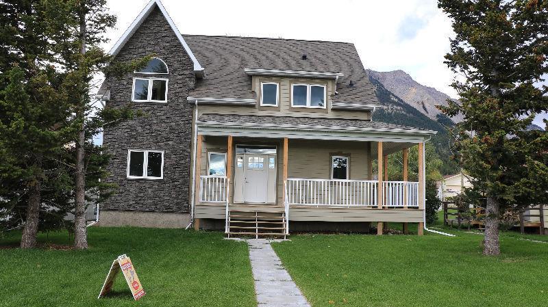 AMAZING Brand New Home in the Crowsnest Pass Mountains