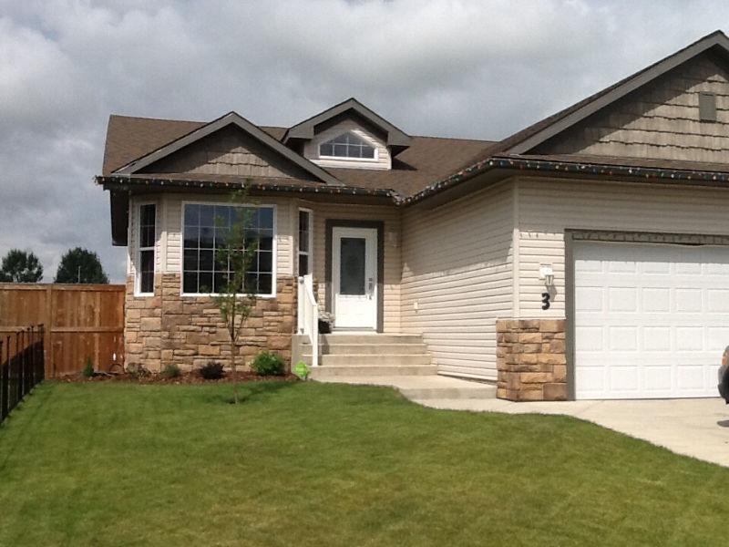 Carstairs upgraded bungalow finished basement /hardwood floors