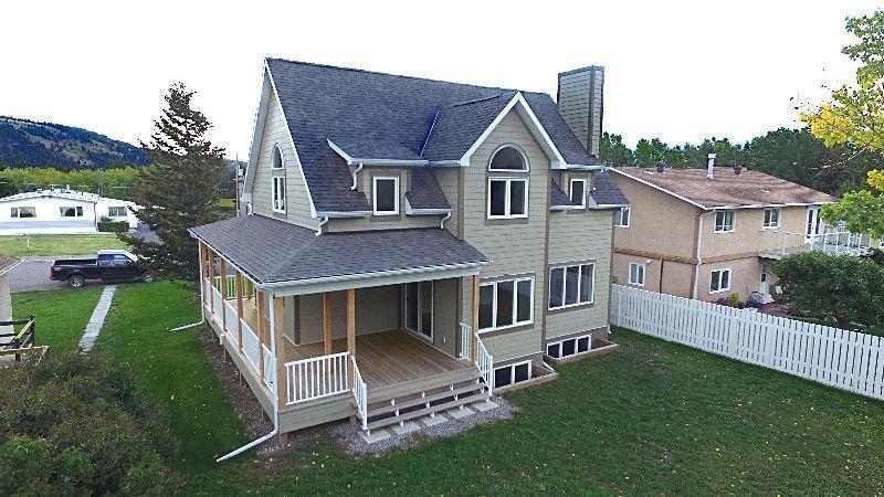 AMAZING Brand New Home in the Crowsnest Pass Mountains