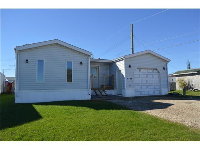 RENOVATED HOME WITH GARAGE! BESIDE SPRAY PARK AND SCHOOL!