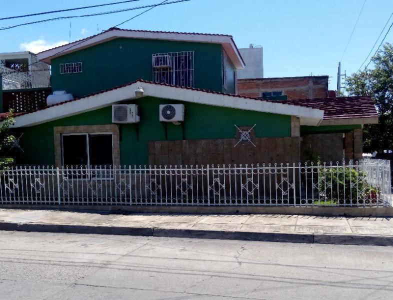 Great house just 2 blocks to the Malecon & the beach!