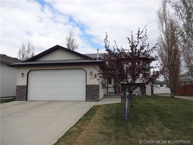 FORMER SHOWHOME WITH 2 GARAGES!