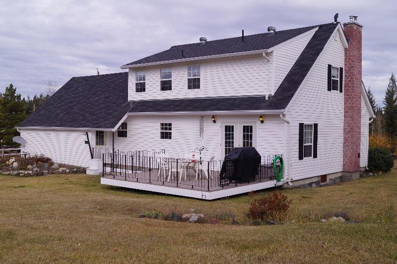 Gorgeous & renovated home, rural living just minutes from town