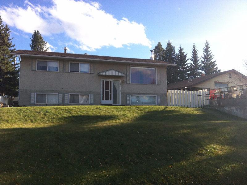 3 Bedroom House - HINTON, AB AVAILABLE NOVEMBER 1