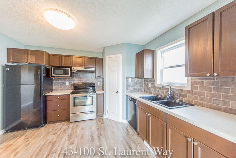43-100 St. Laurent Way 3 Bed 2.5 Bath 2 Parking Newly Renovated