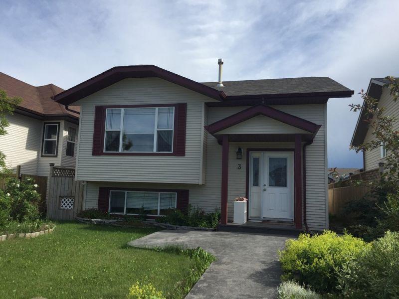 4Bed House in Sylvan Lake! PET FRIENDLY!! $1550/month