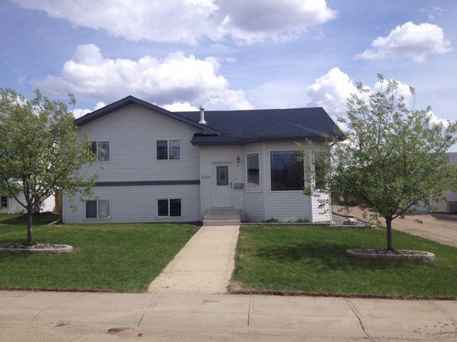 Clean Spacious Home in Blackfalds with Double Garage + Large Lot