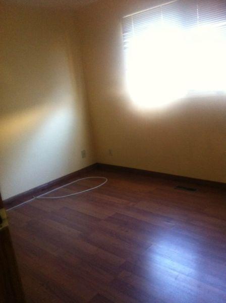 Masterbedroom $600 .. 5 mins walk from Whitehorn station