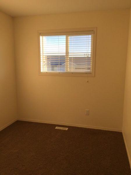 room for rent in townhouse, SK side