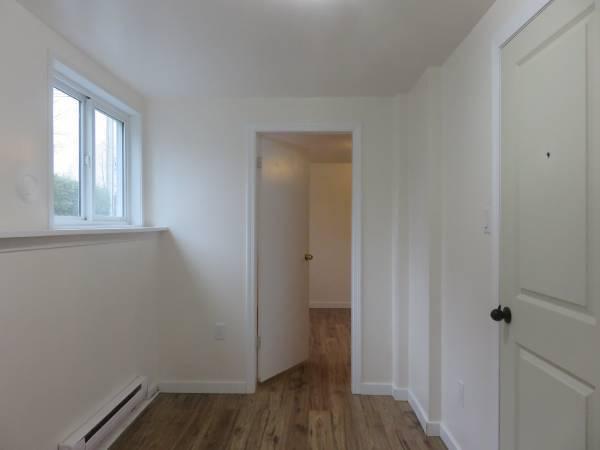 1 Bedroom + Den - Bright Suite with Backyard $1200 OBO