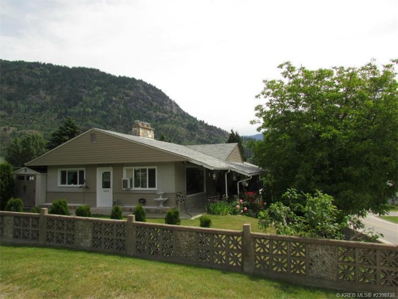 Clean bachelor suite available in downtown Castlegar - Oct 1st