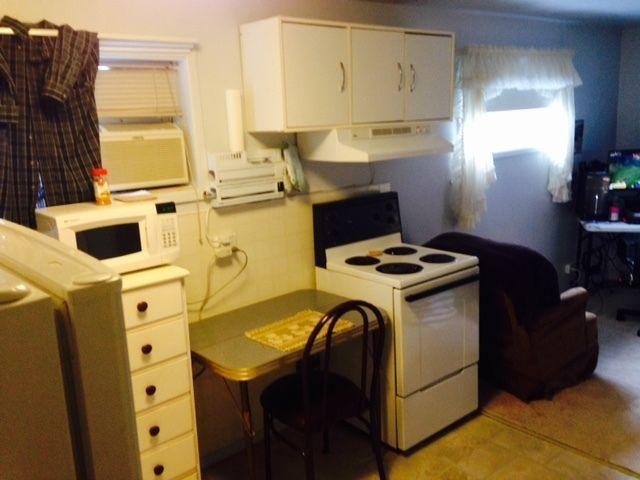 Clean bachelor suite available in downtown Castlegar - Oct 1st