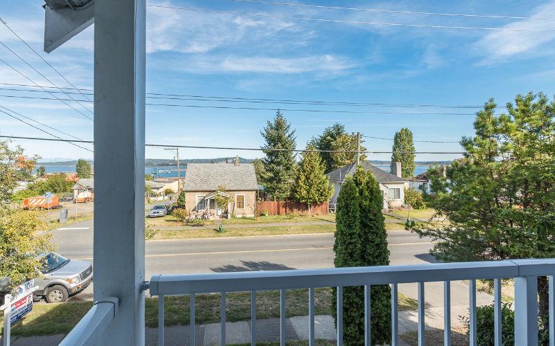 Large Open Concept 3 Bedroom Condo With Ocean View