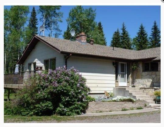 Beautiful home in Decker Lake - Just minutes from town!