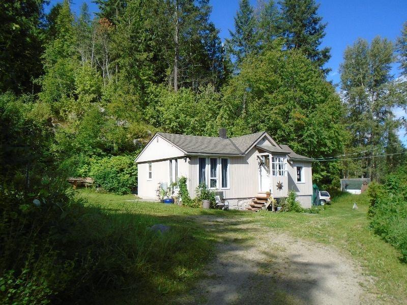 2 Bed (+Den) Cottage/.92 Acre in  City Limit--Very Private
