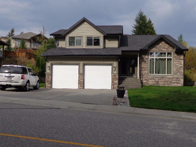 STUNNING CUSTOM BUILT HOME!!