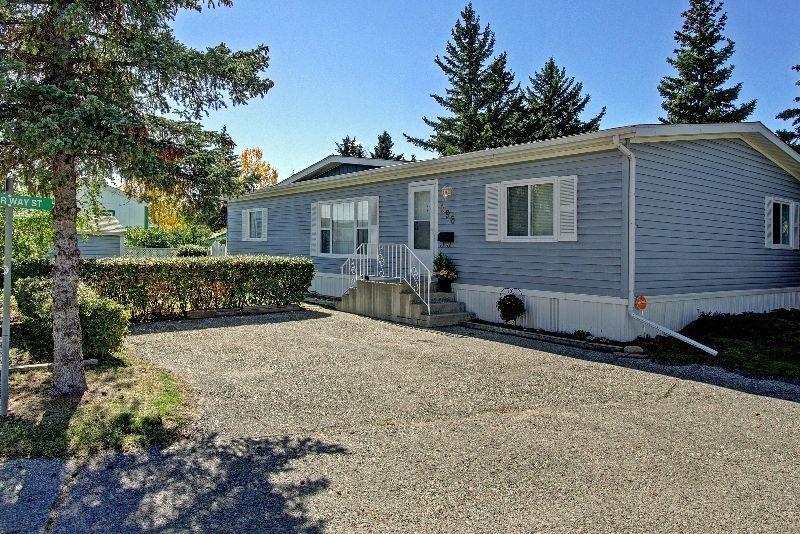 CALGARY GREENWOOD VILLAGE DOUBLE MOBILE - FULLY RENOVATED