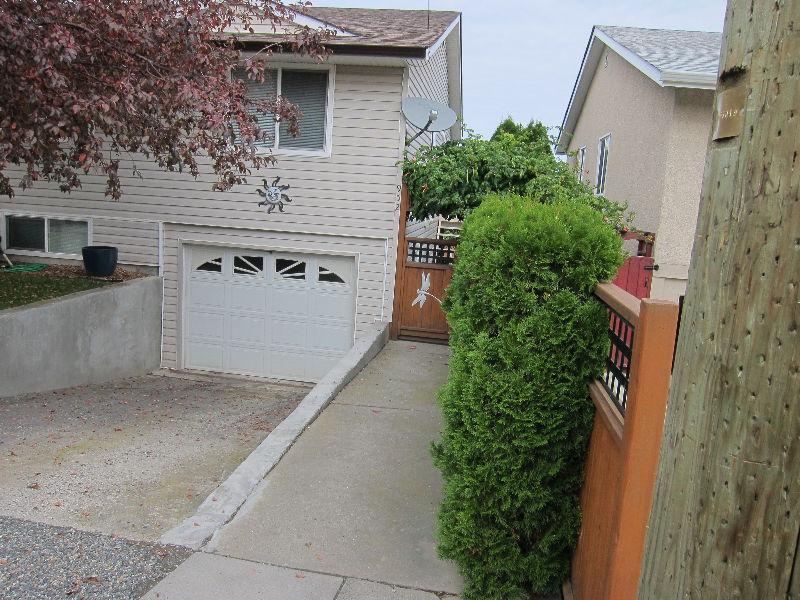 1/2 Duplex Close to TRU and Downtown Available November 1