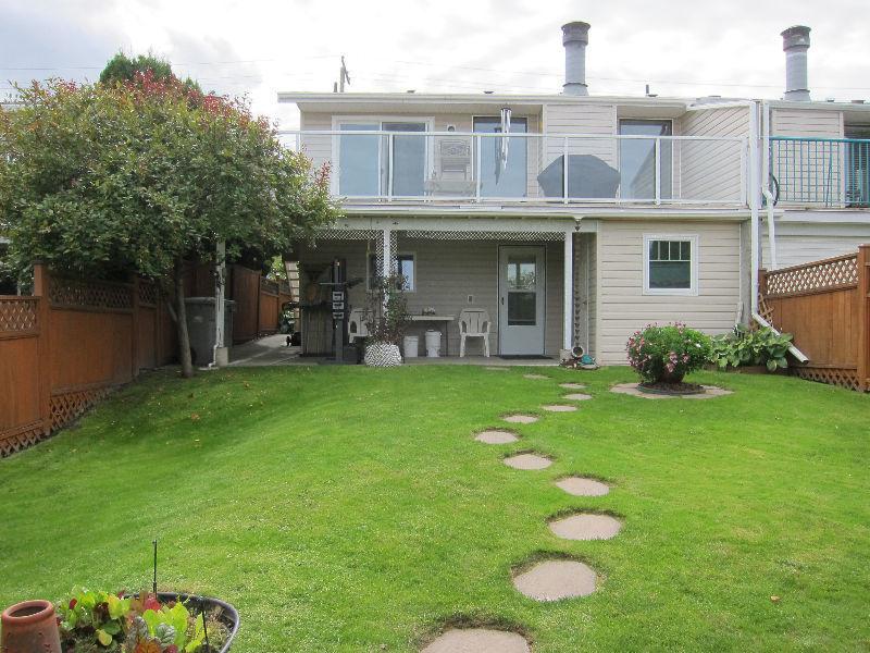 1/2 Duplex Close to TRU and Downtown Available November 1