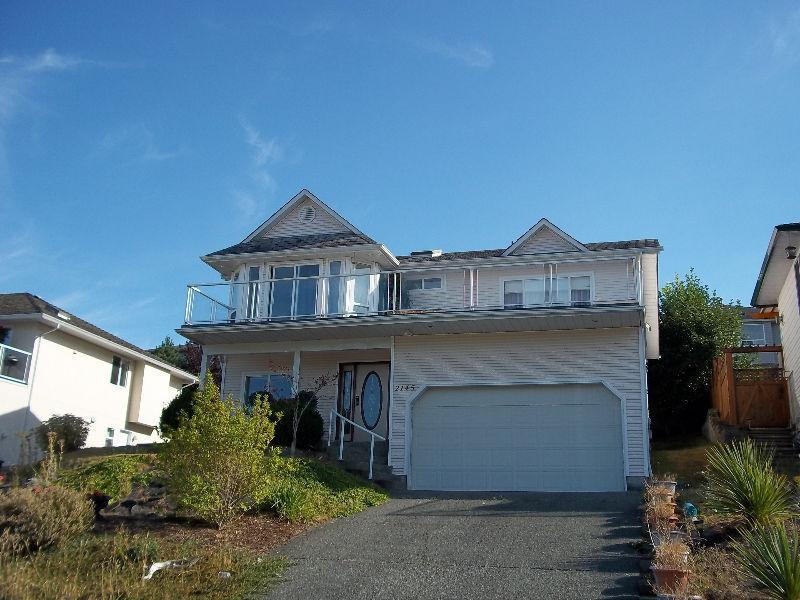 Large Bright ocean view3 bdrm main floor viu westwood lake